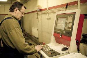 Betreiber einer CNC Rohrbiegemaschine